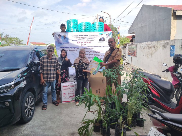 Giat, Senin 04 Agustus 2025 ‎ ‎Penyerahan pada kegiatan Probebaya bidang Sapras Tahun Anggaran 2025 ‎ ‎Pengadaan Barang dan Tanaman Toga Kepada Bapak Ketua RT 01, RT 03, RT 04, RT 06, RT 07, RT 08, RT 09, RT 10, RT 11 dan RT 12 pada wilayah Kelurahan Sempaja Barat diserahkan langsung oleh Lurah, Kasi Ekbang, Kasi Tapem, Pendamping Probebaya Infrastruktur, Ketua Pokmas beserta anggota dan Ketua RT.
