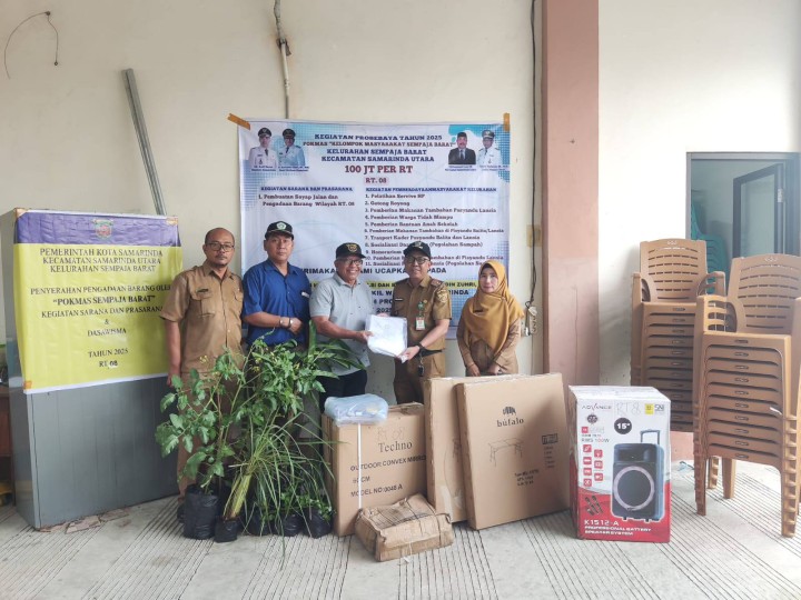 Giat, Senin 04 Agustus 2025 ‎ ‎Penyerahan pada kegiatan Probebaya bidang Sapras Tahun Anggaran 2025 ‎ ‎Pengadaan Barang dan Tanaman Toga Kepada Bapak Ketua RT 01, RT 03, RT 04, RT 06, RT 07, RT 08, RT 09, RT 10, RT 11 dan RT 12 pada wilayah Kelurahan Sempaja Barat diserahkan langsung oleh Lurah, Kasi Ekbang, Kasi Tapem, Pendamping Probebaya Infrastruktur, Ketua Pokmas beserta anggota dan Ketua RT.