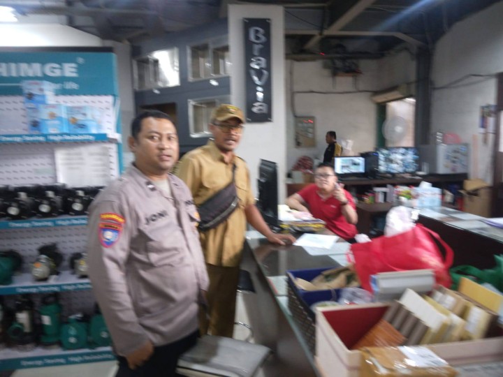 Giat, Selasa 05 Agustus 2025, Menghadiri Rapat Minilok optimalisasi penyelenggaraan kampung kampung KB di Arutala Ballroom gedung B Lt 4 Bapperida Kota Samarinda dihadiri Kasi Kesra & Mengedarkan Himbauan Pemasangan Bendera Merah Putih dan Umbul-umbul Kepada seluruh perusahaan dan tempat usaha yang berada di wilayah kelurahan sempaja barat dilaksanakan oleh Kasi Tapem beserta staf dan Bhabinkantibmas Kelurahan.