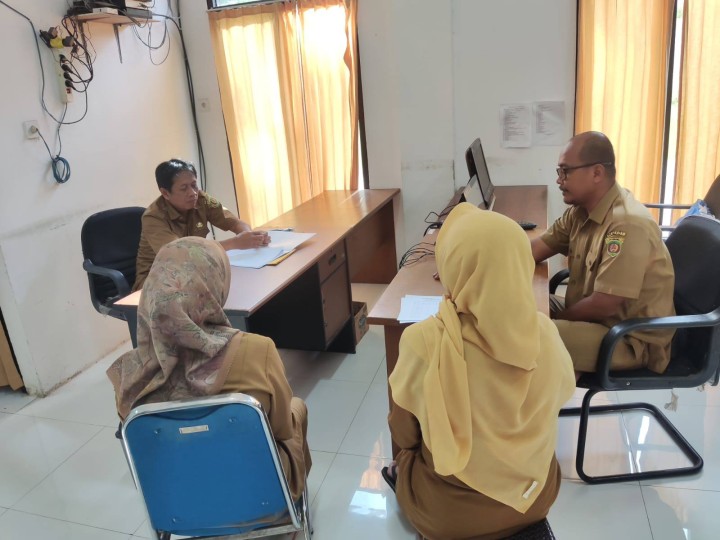 Giat siang, Selasa 05 Agustus 2025, Mengikuti Zoom Meeting dengan Tema "Mengelola Amarah di Tempat Kerja Bagi ASN di ikuti oleh Lurah & Mengadakan Rapat Panitia Lomba HUT RI ke 80 kepada seluruh Kasi Kelurahan untuk persiapan lomba yang akan di laksanakan oleh kantor kelurahan sempaja barat dipimpin oleh Seklur.