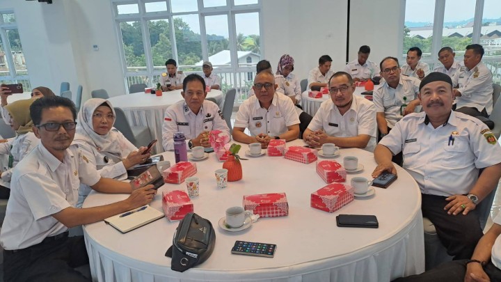 Giat, Rabu 06 Agustus 2025 Menghadiri Rapat Koordinasi Persiapan HUT ke 80 RI Tahun 2025 bersama Wakil Wali Kota Samarinda di Ruang Aratulla Bepperida Kota Samarinda dihadiri Lurah