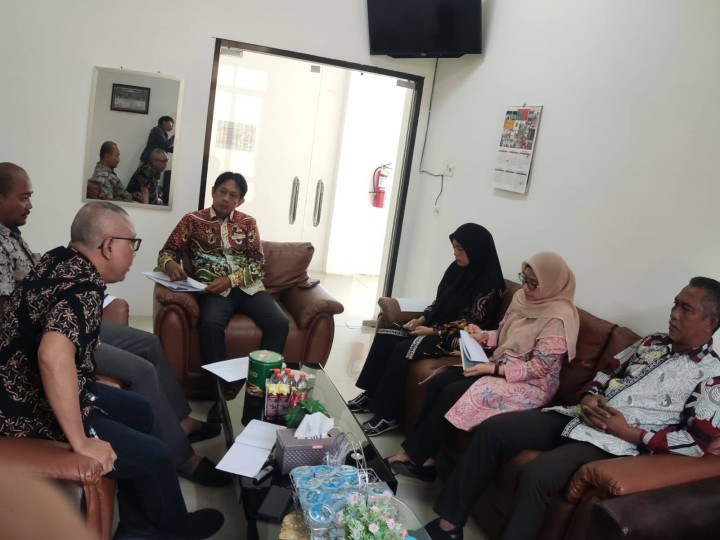Giat, Kamis 07 Agustus 2025 Melaksanakan Rapat Koordinasi dengan Persiapan lebih lanjut Lomba 17 Agustus 2025 di kelurahan diruang Lurah dihadiri Seklur, seluruh Kasi dan Bendahara Kelurahan Sempaja Barat.