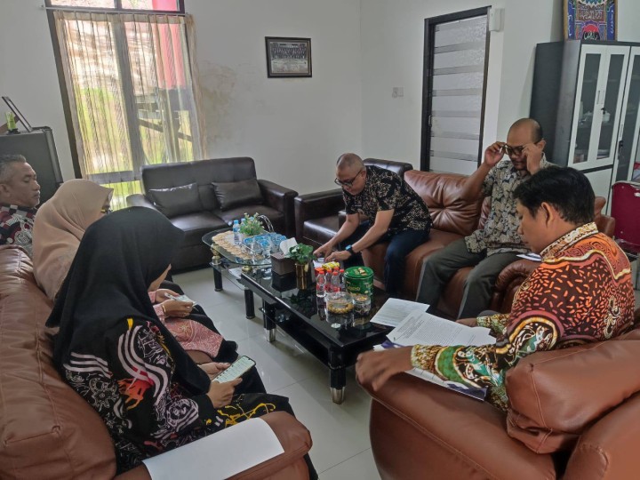 Giat, Kamis 07 Agustus 2025 Melaksanakan Rapat Koordinasi dengan Persiapan lebih lanjut Lomba 17 Agustus 2025 di kelurahan diruang Lurah dihadiri Seklur, seluruh Kasi dan Bendahara Kelurahan Sempaja Barat.