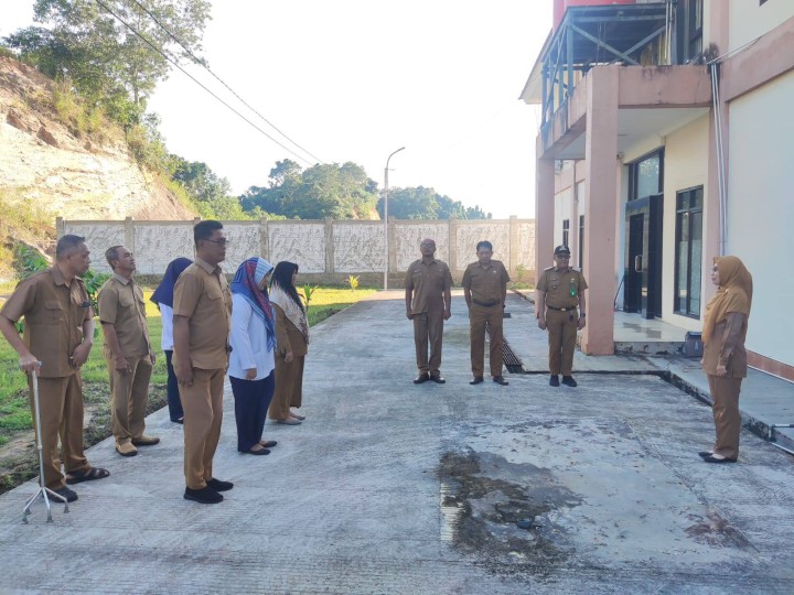 Giat, Senin 11 Agustus 2025 Melaksanakan apel Senin pagi di kelurahan sempaja barat dipimpin oleh Kasi Ekbang.