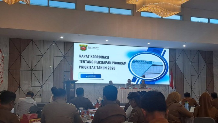 Giat sore, Senin 11 Agustus 2025 Menghadiri Rapat Koordinasi terkait Persiapan Program Prioritas Tahun 2026 di pimpin langsung oleh Bapak Andi Harun Wali Kota Samarinda di Ballroom Arutala Bapperida Kota Samarinda dihadiri Lurah.