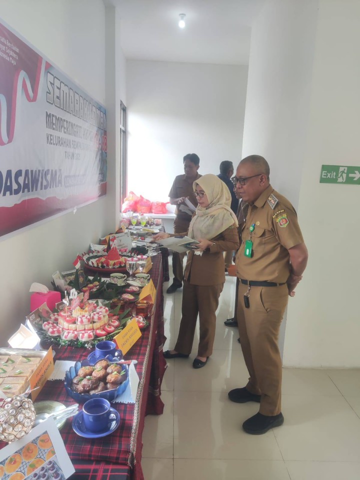 Lomba Kue Tradisional Non Beras dalam rangka Semarak Memperingati HUT RI ke 80 oleh Seluruh Ibu Dasawisma di Kelurahan Sempaja Barat Tim Juri dalam penilaian langsung oleh bapak Lurah, Seklur, Kasi Ekbang dan Kasi Kesra.