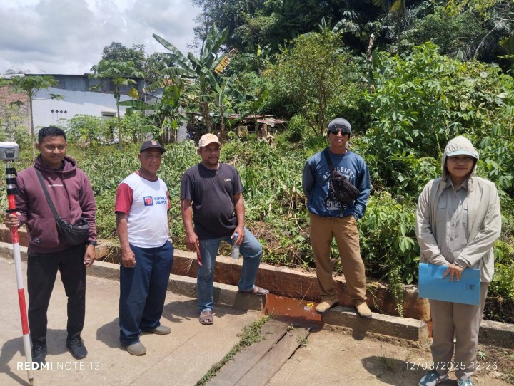 Giat siang, Selasa 12 Agustus 2025 Monitoring Pengukuran Pengajuan Pemecahan Sertifikat di Jalan KH Wahid Hasyim GG Sungai RT 11 di hadiri oleh Tim Pendamping BPN, Staf Pemtrantib dan Ketua RT 11.