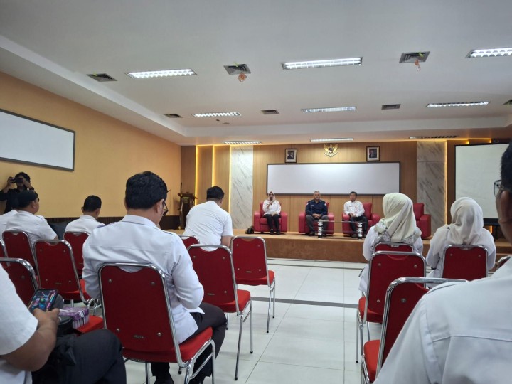 Giat siang, Rabu 13 Agustus 2025 Menghadiri Rapat Pelaksanaan Operasi Pasar Beras Terkait Ketersediaan Beras di Pasar Rakyat di Ruang Rapat utama Lt 1 Dinas Perdagangan dihadiri Kasi Ekbang