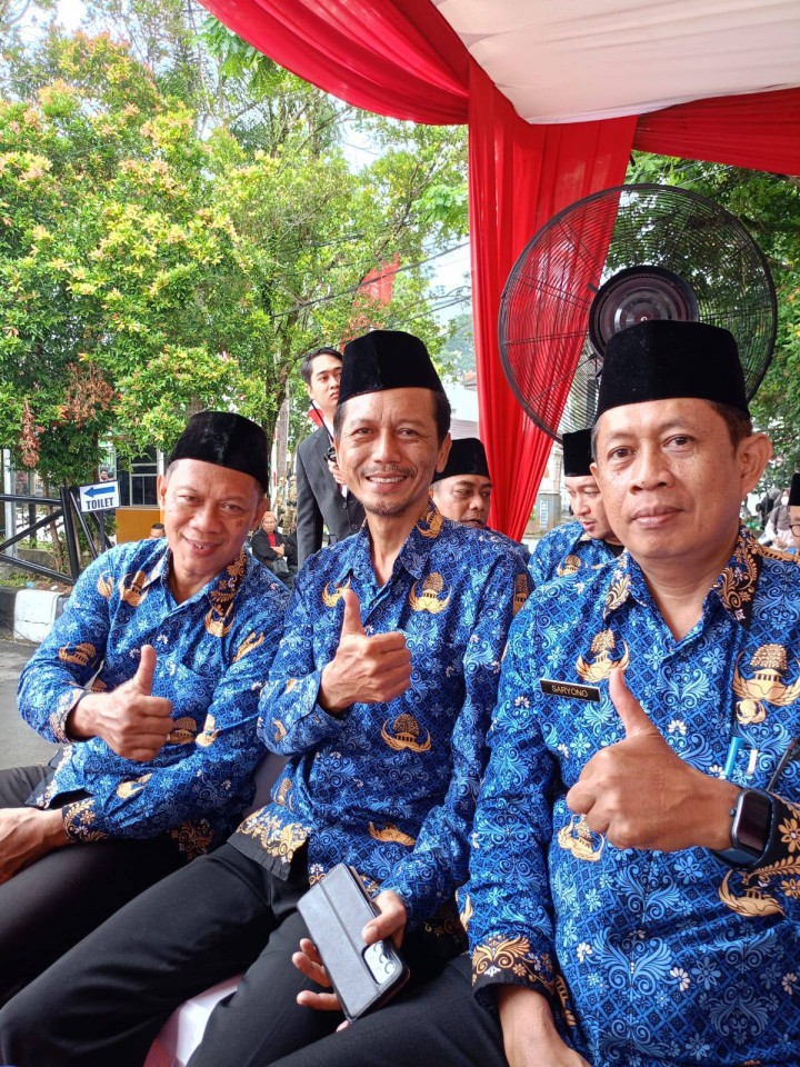 Giat, Minggu 17 Agustus 2025 Menghadiri Upacara Detik Proklamasi Kemerdekaan Republik Indonesia dalam Rangka Hari Ulang Tahun ke-80 Kemerdekaan Republik Indonesia Tahun 2025 di Lapangan Parkir Gor Segiri Samarinda dihadiri Lurah dan Seklur & Menghadiri Upacara HUT RI ke 80 di Lapangan Sekolah SMA Negeri 9 Samarinda kelurahan Lempake dihadiri seluruh Staf Kelurahan Sempaja Barat.