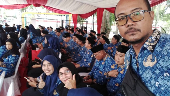 Giat sore, Minggu 17 Agustus 2025 Menghadiri Penurunan Bendera Merah Putih dalam Rangka Hari Ulang Tahun ke-80 Kemerdekaan Republik Indonesia Tahun 2025 di Lapangan Parkir Gor Segiri Samarinda dihadiri Lurah dan Seluruh Kasi Kelurahan Sempaja Barat.