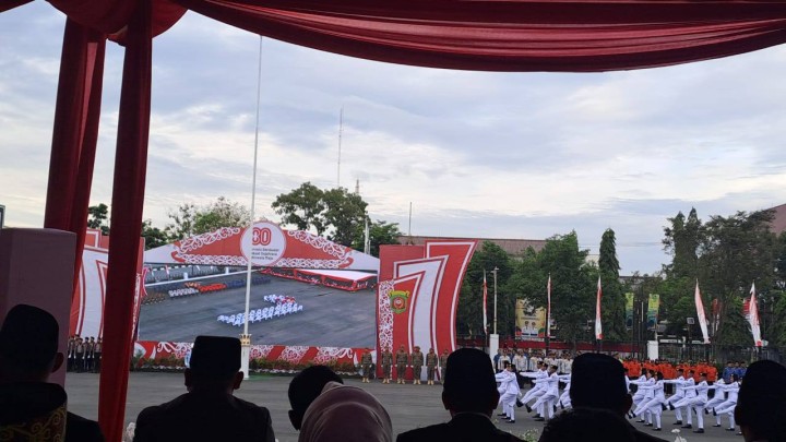 Giat sore, Minggu 17 Agustus 2025 Menghadiri Penurunan Bendera Merah Putih dalam Rangka Hari Ulang Tahun ke-80 Kemerdekaan Republik Indonesia Tahun 2025 di Lapangan Parkir Gor Segiri Samarinda dihadiri Lurah dan Seluruh Kasi Kelurahan Sempaja Barat.
