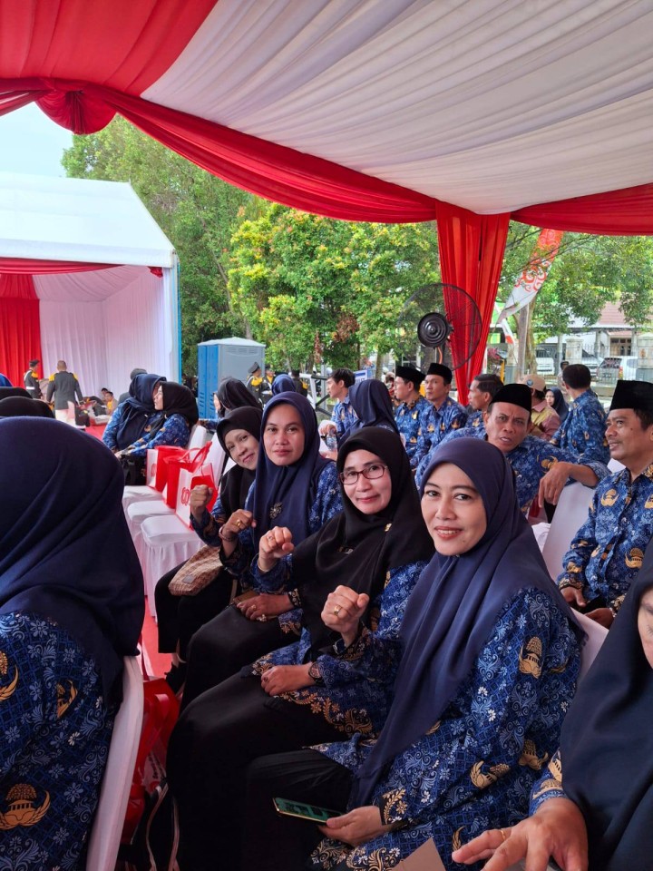 Giat sore, Minggu 17 Agustus 2025 Menghadiri Penurunan Bendera Merah Putih dalam Rangka Hari Ulang Tahun ke-80 Kemerdekaan Republik Indonesia Tahun 2025 di Lapangan Parkir Gor Segiri Samarinda dihadiri Lurah dan Seluruh Kasi Kelurahan Sempaja Barat.