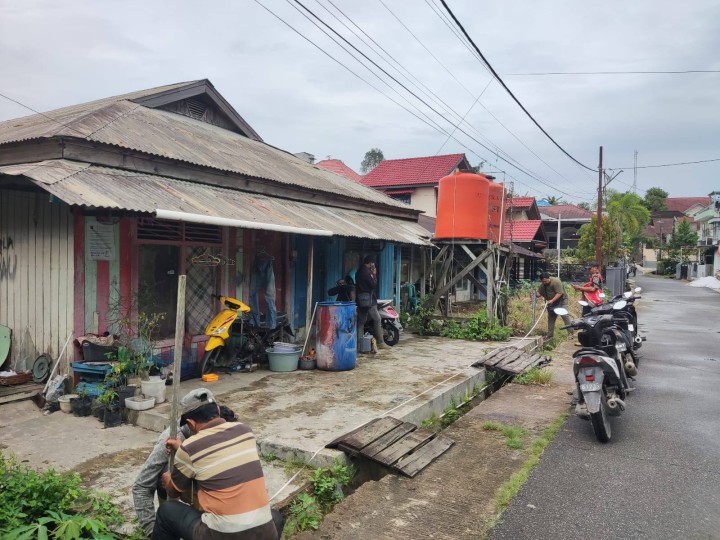 Giat, Kamis 21 Agustus 2025 ‎Melaksanakan Rapat Koordinasi dengan Seklur dan seluruh Kasi dipimpin oleh Lurah & Monitoring lapangan permohonan sertifikat an. Karolina Ana RT 01 Blok K dihadiri Staf Tapem dan Ketua RT 01.