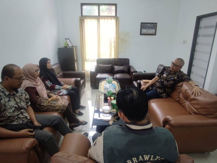 Giat, Kamis 21 Agustus 2025 ‎Melaksanakan Rapat Koordinasi dengan Seklur dan seluruh Kasi dipimpin oleh Lurah & Monitoring lapangan permohonan sertifikat an. Karolina Ana RT 01 Blok K dihadiri Staf Tapem dan Ketua RT 01.