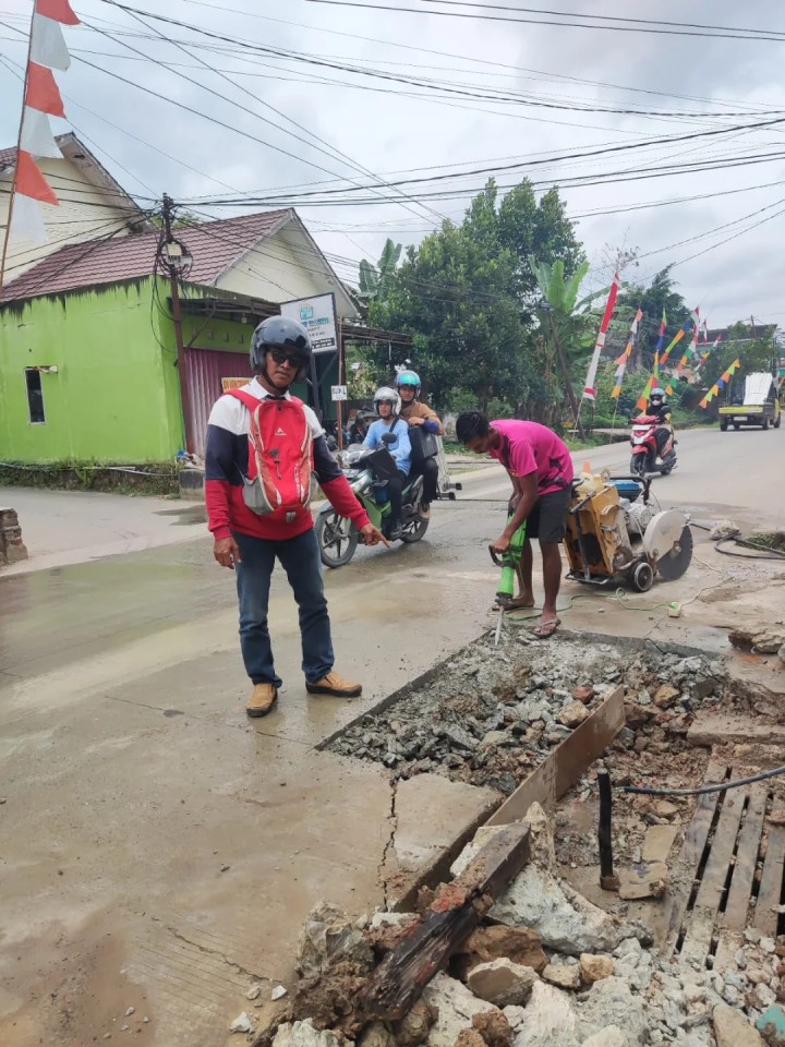 Giat, Rabu 27 Agustus 2025 Menghadiri Rapat Sosialisasi SIKN JIKN di Aula Dinas Perpustakaan dan Kearsipan Kota Samarinda dihadiri staf, Monitoring kegiatan Perbaikan PDAM di wilayah kelurahan sempaja barat Jalan AW Syahrani 4 dihadiri Staf Kasi Tapem & Monitoring tentang laporan warga perbaikan polisi tidur Jln AW Syahrani 4 Blok RT 01 dihadiri Staf Kasi Tapem.