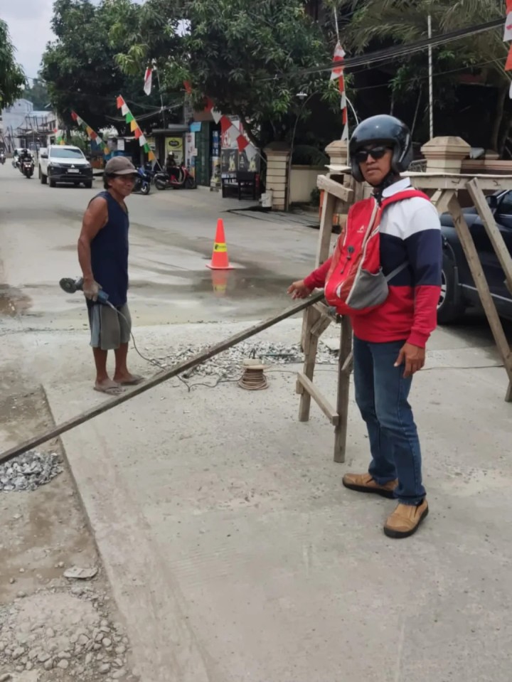 Giat, Rabu 27 Agustus 2025 Menghadiri Rapat Sosialisasi SIKN JIKN di Aula Dinas Perpustakaan dan Kearsipan Kota Samarinda dihadiri staf, Monitoring kegiatan Perbaikan PDAM di wilayah kelurahan sempaja barat Jalan AW Syahrani 4 dihadiri Staf Kasi Tapem & Monitoring tentang laporan warga perbaikan polisi tidur Jln AW Syahrani 4 Blok RT 01 dihadiri Staf Kasi Tapem.