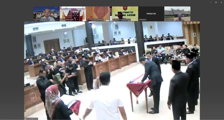 Giat siang, Rabu 27 Agustus 2025 Mengikuti Zoom Meeting Rapat Paripurna DPRD Kota Samarinda Masa Persidangan II Tahun 2025 dengan Agenda: Penandatanganan nota kesepakatan antara Wali Kota dengan DPRD Kota Samarinda atas Perubahan KUA dan Perubahan PPAS Tahun anggaran 2025 & Persetujuan bersama antara Wali Kota dengan DPRD Kota Samarinda terhadap Penarikan Raperda di dalam dan diluar Propemperda serta Kesepakatan bersama Raperda di Luar Propemperda Kota Samarinda Tahun 2025 diikuti oleh Kasi Tapem.