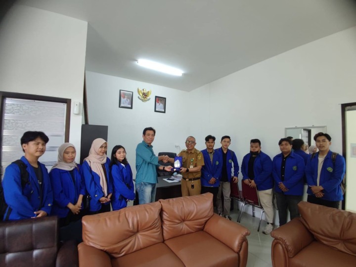 Giat, Senin 01 September 2025 1. Melaksanakan apel Senin pagi di kelurahan sempaja barat dipimpin oleh Kasi Tapem. 2. Kedatangan Dosen untuk menjemput Mahasiswa KKN UWGM Samarinda yang telah menyelesaikan KKN di Kelurahan Sempaja Barat dihadiri Lurah.
