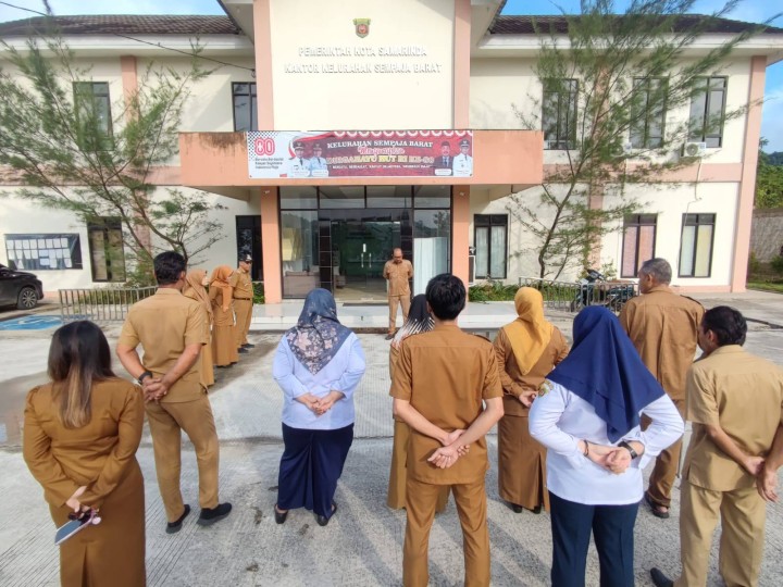 Giat, Senin 01 September 2025 1. Melaksanakan apel Senin pagi di kelurahan sempaja barat dipimpin oleh Kasi Tapem. 2. Kedatangan Dosen untuk menjemput Mahasiswa KKN UWGM Samarinda yang telah menyelesaikan KKN di Kelurahan Sempaja Barat dihadiri Lurah.
