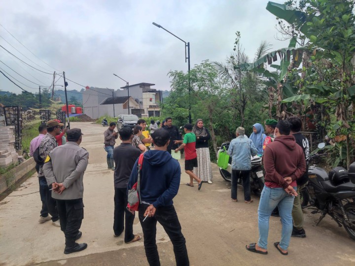 Giat pagi, Kamis 04 September 2025 Melaksanakan mediasi di Jln AW Syahrani 4 Blok S RT 01 dihadiri oleh Kasi Tapem beserta staf, Pemohon, Bhabinkamtibmas, Babinsa dan Ketua RT 01 dan Ketua RT 02.