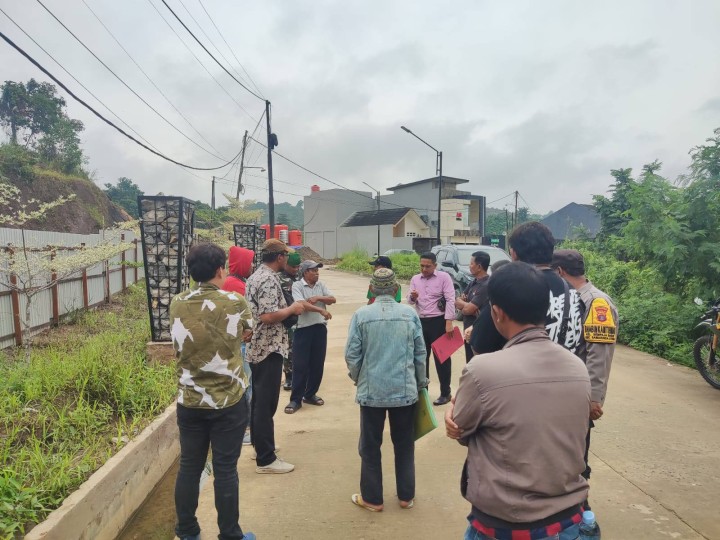 Giat pagi, Kamis 04 September 2025 Melaksanakan mediasi di Jln AW Syahrani 4 Blok S RT 01 dihadiri oleh Kasi Tapem beserta staf, Pemohon, Bhabinkamtibmas, Babinsa dan Ketua RT 01 dan Ketua RT 02.