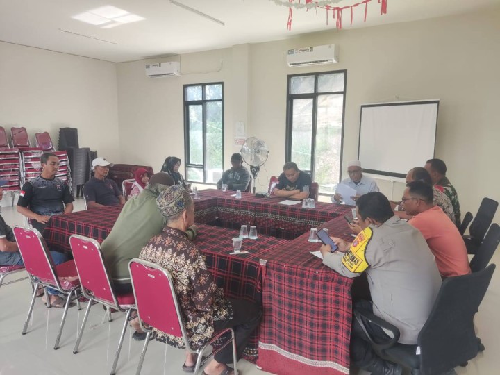 Giat siang, Kamis 04 September 2025 ‎ ‎Melaksanakan Mediasi lanjutan pada Tanah di Jln AW Syahrani Blok L RT 01 An pak Adi tanah atas nama pak Erpandi di Aula Kantor Kelurahan Sempaja Barat dihadiri Kasi Tapem Kelurahan Sempaja Barat beserta staf, Perwakilan Staf Tapem Kecamatan Samarinda Utara, Babinsa, Bhabinkamtibmas, Pemohon, Ketua RT. Alhamdulillah mediasi sukses, masing masing pihak berdamai dan bersepakat.