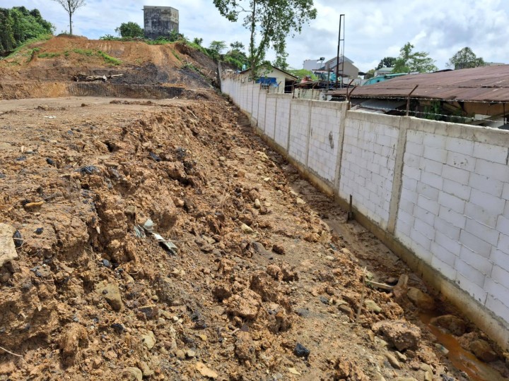 Giat, Rabu 10 September 2025 Peninjauan lapangan pematangan lahan atau AMDAL di Jl AW Syahrani RT 02 dihadiri Kasi Tapem, Kasi Ekbang beserta staf dan Ketua RT 02.