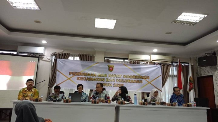 Giat, Kamis 11 September 2025 Menghadiri Rapat Sosialisasi Hasil Survei Pengukuran Indeks Pengetahuan Terhadap Isu Kependudukan Kota Samarinda Tahun 2025 dalam Aplikasi SIPERINDU (Sistem Informasi Peringatan Dini Pengendalian Penduduk) di Hotel Horison Samarinda dihadiri staf & Menghadiri Rapat Pembinaan dan Rapat Koordinasi Kecamatan dan Kelurahan di Aula Kantor Kecamatan Samarinda Utara dihadiri Seklur, Kasi Ekbang, Kasi Kesra, PPK Kelurahan dan Bendahara Kelurahan.