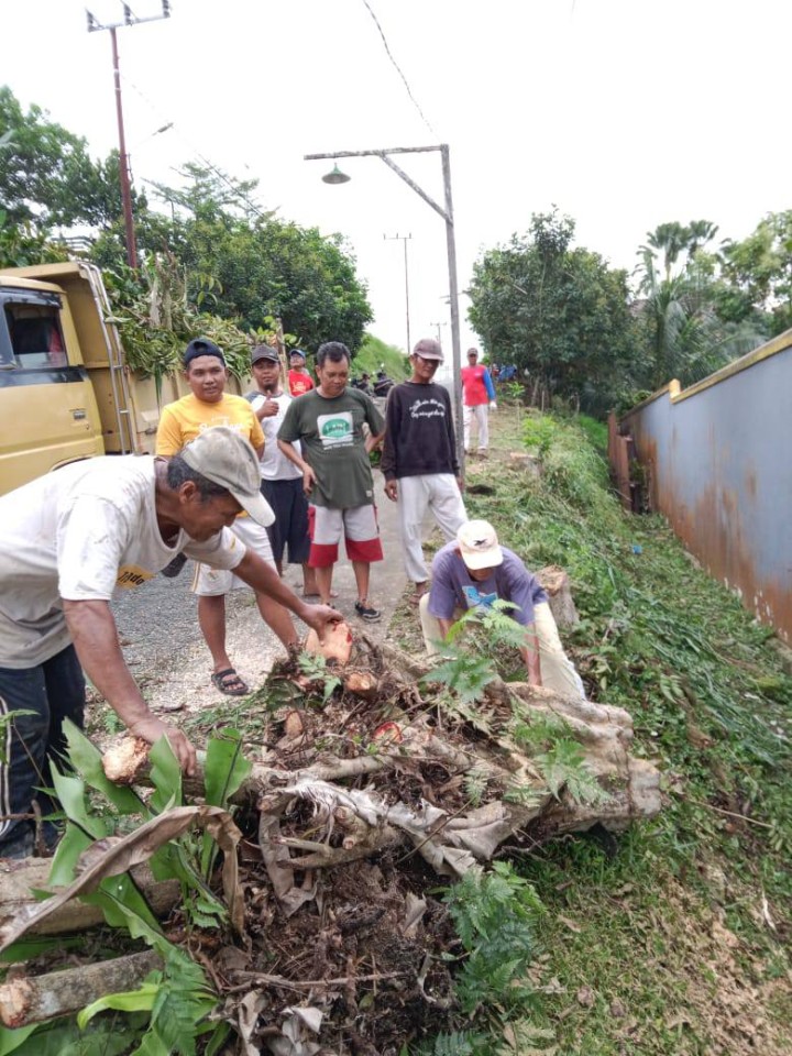 Giat, Minggu 14 September 2025 Melaksanakan kerja bakti rutin dilingkungan Perumahan TVRI Graha Asri RT 05 pada Kelurahan Sempaja Barat dihadiri Kasi Ekbang, Ketua RT dan seluruh warga terimakasih atas perhatiannya diucapkan terima kasih