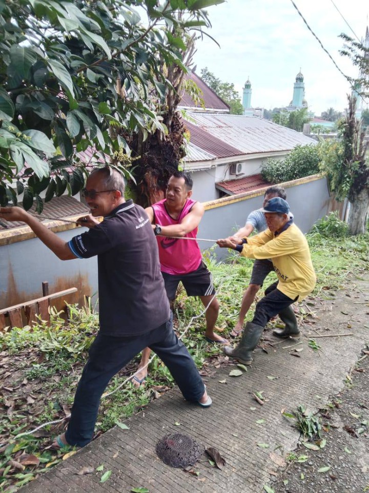 Giat, Minggu 14 September 2025 Melaksanakan kerja bakti rutin dilingkungan Perumahan TVRI Graha Asri RT 05 pada Kelurahan Sempaja Barat dihadiri Kasi Ekbang, Ketua RT dan seluruh warga terimakasih atas perhatiannya diucapkan terima kasih