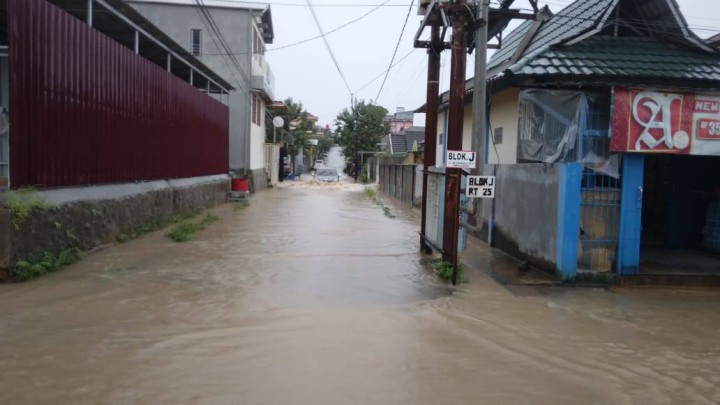 Giat sore, Selasa 16 September 2025 Monitoring wilayah Banjir saat curah hujan yang deras pada sekitar Jln AW Syahrani RT 01 dan RT 02 ditinjau langsung oleh Kasi Tapem dan Kasi Ekbang beserta staf.