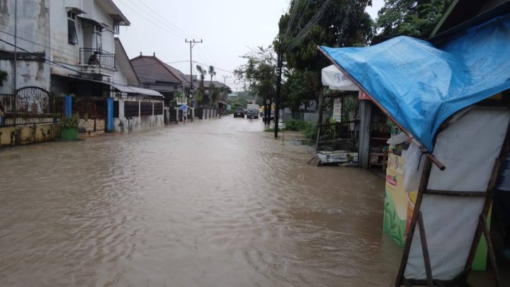 Giat sore, Selasa 16 September 2025 Monitoring wilayah Banjir saat curah hujan yang deras pada sekitar Jln AW Syahrani RT 01 dan RT 02 ditinjau langsung oleh Kasi Tapem dan Kasi Ekbang beserta staf.
