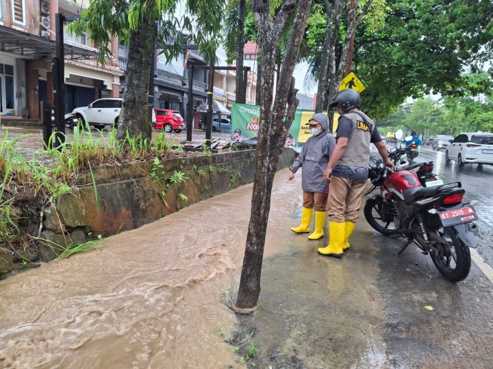 Giat sore, Selasa 16 September 2025 Monitoring wilayah Banjir saat curah hujan yang deras pada sekitar Jln AW Syahrani RT 01 dan RT 02 ditinjau langsung oleh Kasi Tapem dan Kasi Ekbang beserta staf.