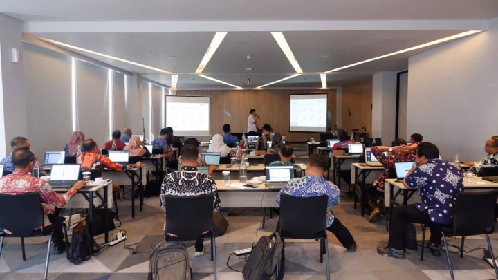 Giat, Rabu 17 September 2025 Hari ketiga Mengikuti Pelatihan Penerapan Teknologi Artificial Intelligence (AI) di Kota Samarinda (Pemanfaatan AI di di Pemerintahan) di Tingkat Kelurahan di Hotel Ibis Jl Mulawarman Samarinda dihadiri oleh Lurah
