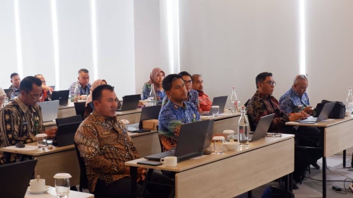 Giat, Rabu 17 September 2025 Hari ketiga Mengikuti Pelatihan Penerapan Teknologi Artificial Intelligence (AI) di Kota Samarinda (Pemanfaatan AI di di Pemerintahan) di Tingkat Kelurahan di Hotel Ibis Jl Mulawarman Samarinda dihadiri oleh Lurah