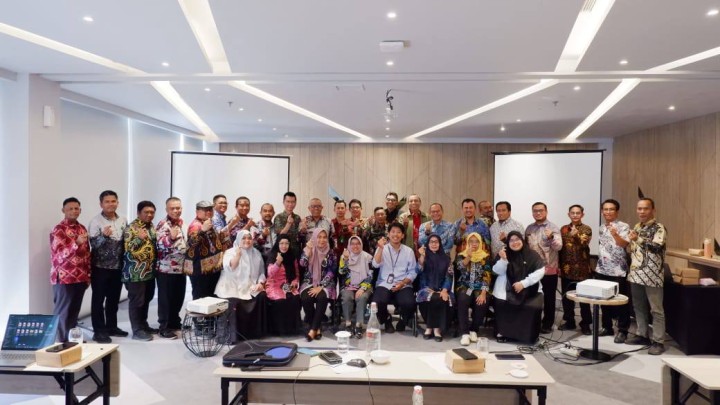 Giat, Kamis 18 September 2025 Menghadiri Rapat Persiapan dalam rangka Penilaian Adipura di Kota Samarinda terkait APBD Perangkat daerah Terhadap Kegiatan Pengolahan Persampahan Tahun 2025 (Probebaya Award) di Aula Kantor Kecamatan Samarinda Utara dihadiri Kasi Ekbang & Hari ke-empat Mengikuti Pelatihan Penerapan Teknologi Artificial Intelligence (AI) di Kota Samarinda (Pemanfaatan AI di di Pemerintahan) di Tingkat Kelurahan di Hotel Ibis Jl Mulawarman Samarinda dihadiri oleh Lurah
