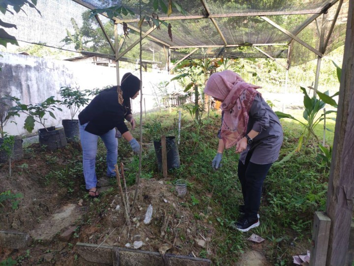 Giat, Jum'at 19 September 2025 Melaksanakan kerja bakti dan merapikan tanaman toga dilingkungan kelurahan sempaja barat oleh seluruh staf kantor kelurahan sempaja barat