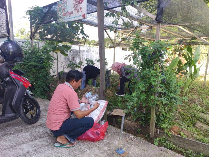 Giat, Jum'at 19 September 2025 Melaksanakan kerja bakti dan merapikan tanaman toga dilingkungan kelurahan sempaja barat oleh seluruh staf kantor kelurahan sempaja barat