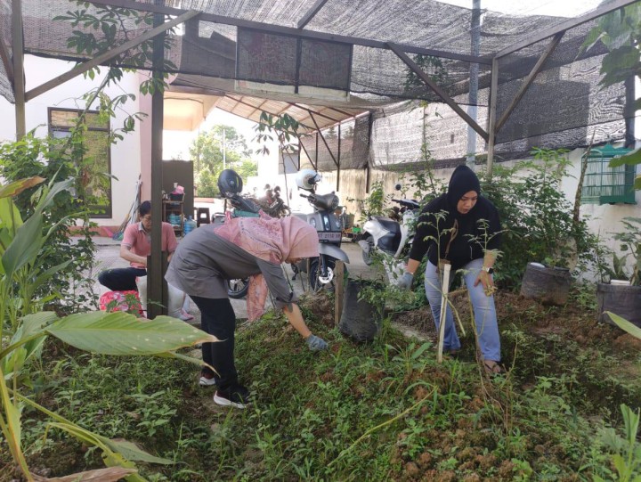 Giat, Jum'at 19 September 2025 Melaksanakan kerja bakti dan merapikan tanaman toga dilingkungan kelurahan sempaja barat oleh seluruh staf kantor kelurahan sempaja barat