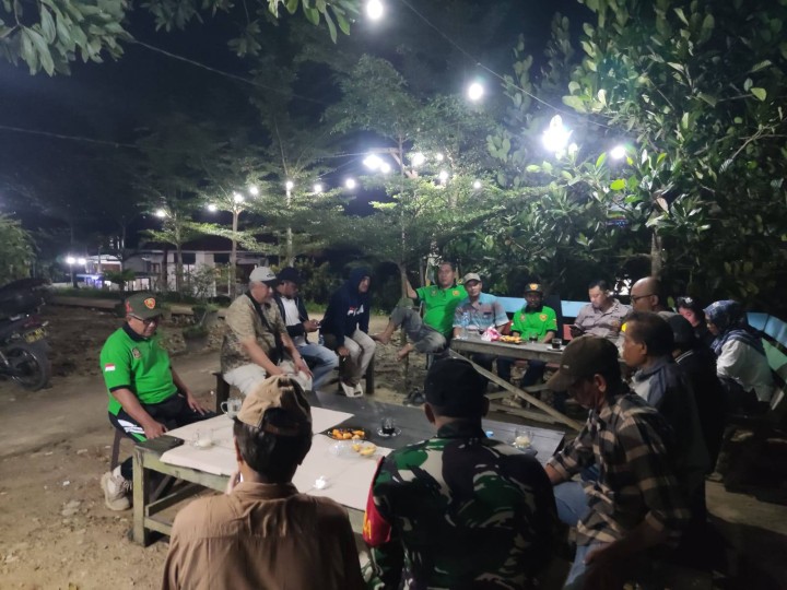 Giat, Jum'at 19 September 2025 Monitoring dan Peninjauan pekerjaan drainase di Jl KH Wahid Hasyim RT. 04 dihadiri Kasi Tapem dan Kasi Ekbang beserta staf.