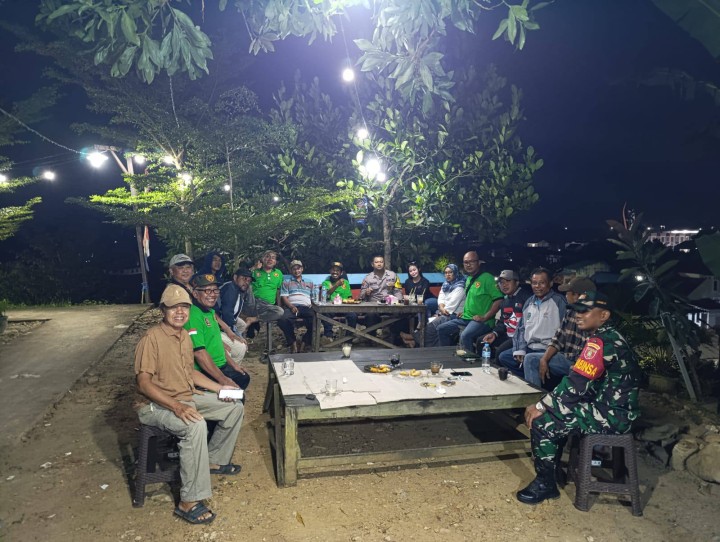 Giat, Jum'at 19 September 2025 Monitoring dan Peninjauan pekerjaan drainase di Jl KH Wahid Hasyim RT. 04 dihadiri Kasi Tapem dan Kasi Ekbang beserta staf.