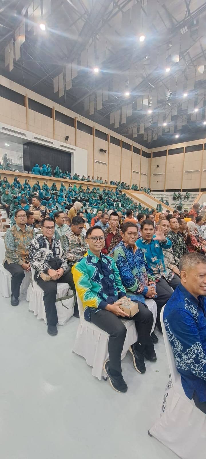 Giat, Sabtu 20 September 2025 Menghadiri Puncak Peringatan Hari Kesatuan Gerak (HKG) PKK ke - 53 Tahun 2025 di GOR Segiri Samarinda dihadiri Lurah dan Kasi Kesra.