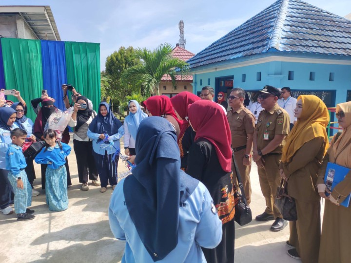 Giat, Senin 22 September 2025 Melaksanakan apel Senin pagi di kelurahan sempaja barat dipimpin oleh Kasi Kesra & Menghadiri "Peresmian Proyek Renovasi TK Barunawawati 3 Sempaja Samarinda" yang dihadiri oleh Direktur Pelindo Jasa Maritim, Sekretaris Camat Samarinda Utara, Lurah Sempaja Barat, Tim Pelindo, staf Kelurahan, Wali Murid dan Murid TK Barunawati.