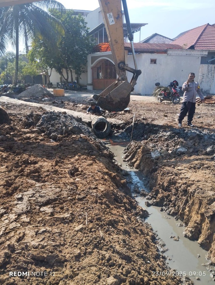 Giat, Selasa 23 September 2025 Monitoring Parit dari perumahan pondok alam di Jl. AW Syahrani RT 02 di hadiri Staf Tapem dan Bhabinkantibmas Kelurahan Sempaja Barat