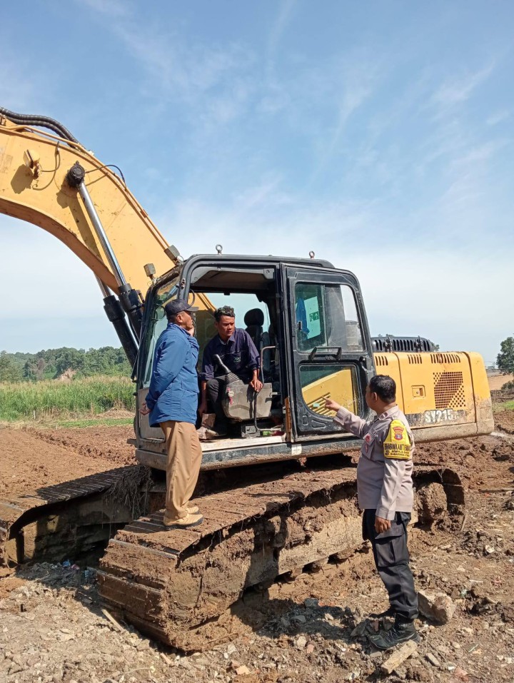Giat, Selasa 23 September 2025 Monitoring Parit dari perumahan pondok alam di Jl. AW Syahrani RT 02 di hadiri Staf Tapem dan Bhabinkantibmas Kelurahan Sempaja Barat