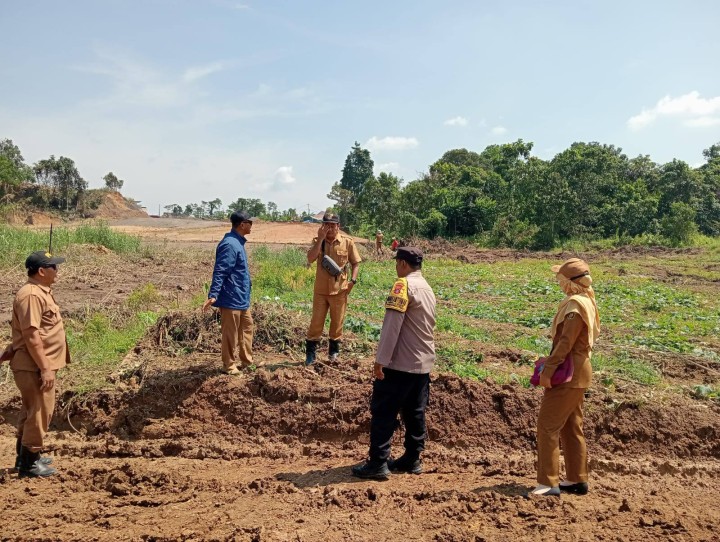 Giat siang, Selasa 23 September 2025 Peninjauan lahan terkait Pematang Lahan dan AMDAL Jalan AW Syaharani RT 02 dihadiri Kasi Ekbang beserta staf, Bhabinkamtibmas, Ketua RT 02