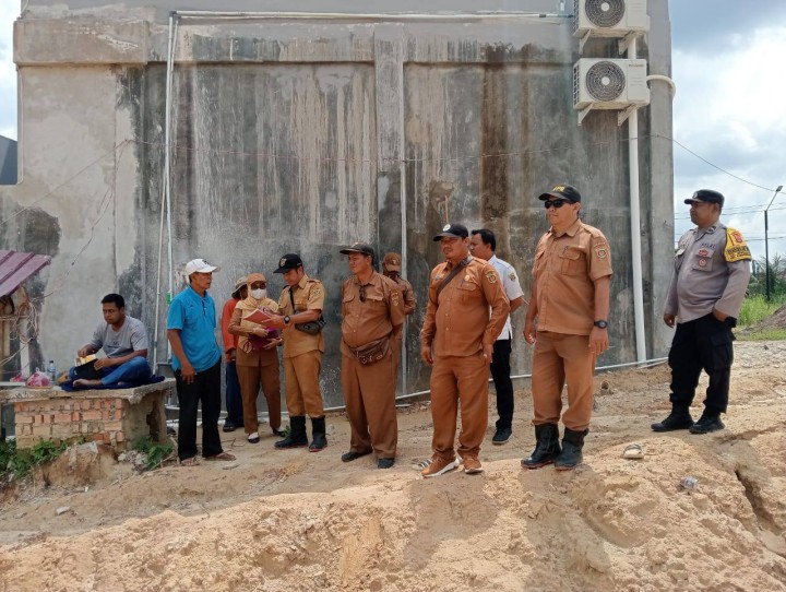 Giat siang, Selasa 23 September 2025 Peninjauan lahan terkait Pematang Lahan dan AMDAL Jalan AW Syaharani RT 02 dihadiri Kasi Ekbang beserta staf, Bhabinkamtibmas, Ketua RT 02