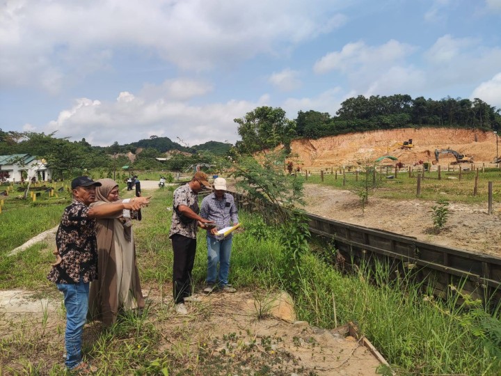 Giat, Kamis 25 September 2025 Menghadiri Sosialisasi Indeks Pembangunan Keluarga (I-Bangga) Ruang Arutala Kantor Bapperida Kota Samarinda dihadiri Lurah & Monitoring ke lapangan jl AW Syahrani RT 02 dihadiri Kasi Tapem beserta staf.