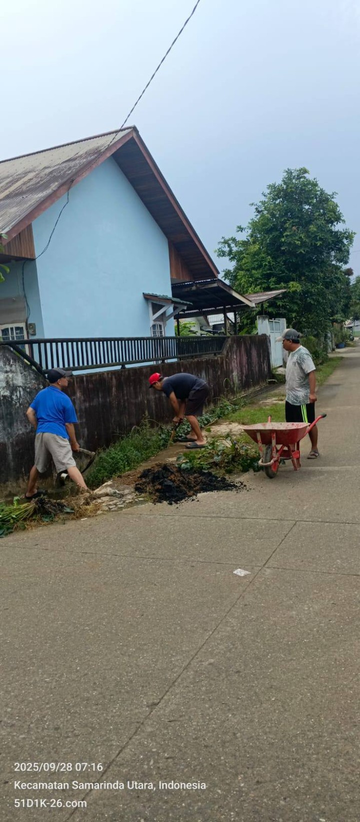 Giat, Minggu 28 September 2025 Melaksanakan Gotong Royong di wilayah RT pada Jl Perum Pinang Mas RT 06 dan Perum Kayu Manis RT 07 Kelurahan Sempaja Barat dihadiri Kasi Ekbang dan Ketua RT sekaligus seluruh warga atas perhatiannya kami ucapkan terimakasih.