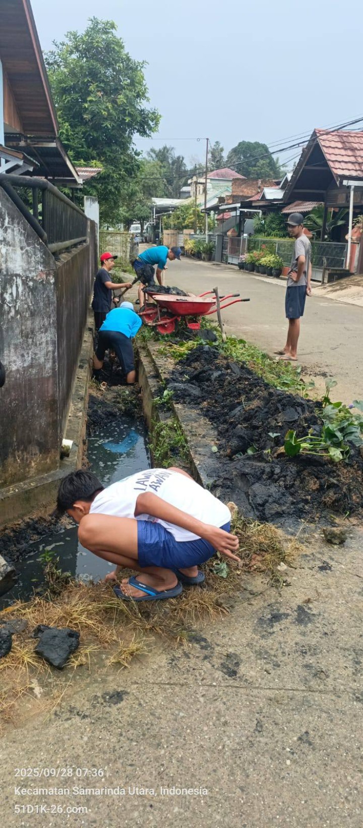 Giat, Minggu 28 September 2025 Melaksanakan Gotong Royong di wilayah RT pada Jl Perum Pinang Mas RT 06 dan Perum Kayu Manis RT 07 Kelurahan Sempaja Barat dihadiri Kasi Ekbang dan Ketua RT sekaligus seluruh warga atas perhatiannya kami ucapkan terimakasih.